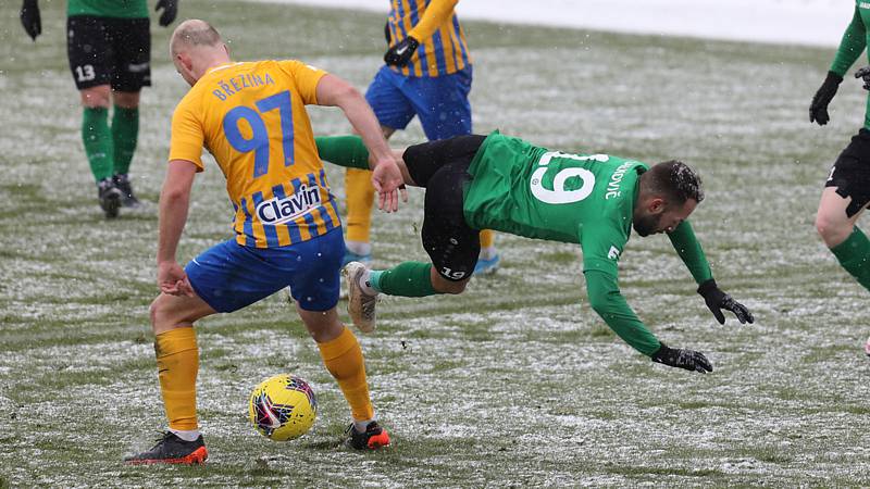 Popis fotky: SFC Opava - 1. FK Příbram - Utkání 19. kola první fotbalové ligy: SFC Opava - 1. FK Příbram, 13. února 2021 v Opavě. Zleva David Březina z Opavy a Milan Lalkovič z Příbrami.    Opava - Záchranářské utkání 19. kola první fotbalové ligy mezi Op