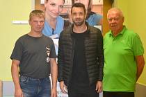 Preventivní vyšetření absolvoval také fotbalista SFC Opava Jan Žídek (na snímku uprostřed).