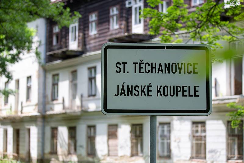 Jánské Koupele (německy Bad Johannisbrunn), dříve také Melčské lázně, jsou bývalé lázně ležící severozápadně od Vítkova v okrese Opava, v rozsáhlých lesích při řece Moravici. Celý areál byl roku 2005 zapsán do seznamu kulturních památek České republiky. P