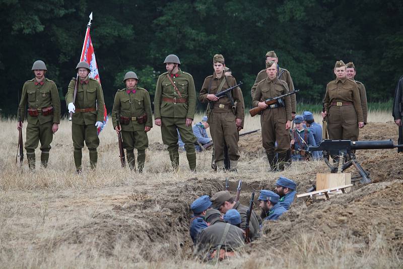 Po dvouleté odmlce se opevnění v Darkovičkách u Hlučína stalo dějištěm velké vzpomínkové akce. Kromě bojových ukázek byla k vidění i spousta vojenské techniky.