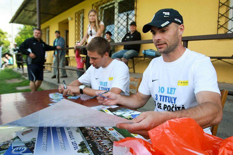 Hlavnice žila v sobotu odpoledne fotbalem a nejen kvůli utkání tamního výběru se Skřipovem, ale především kvůli svému odchovanci Janu Nezmarovi, který do své vísky přivezl společně s Vojtěchem Hadaščokem ukázat mistrovský pohár pro vítěze první ligy. 