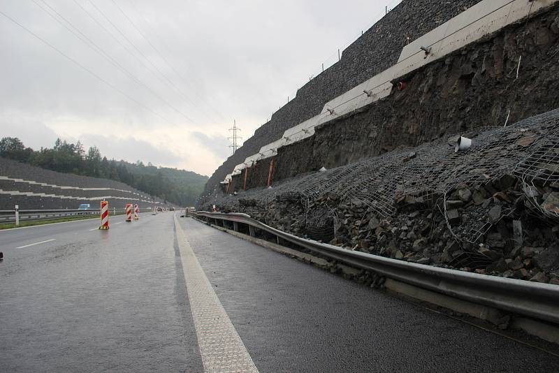 V pondělí 18. září sesunula část gabionové stěny u silnice I/11.