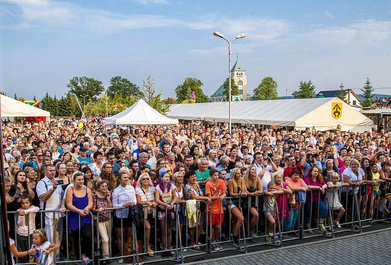 V neděli se návštěvníci odpustu mohli těšit na známá jména. Na pódiu se totiž vystřídala československá dvojice zpěvaček Dara Rolins a Lucie Bílá.