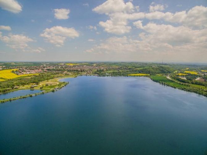 Hlučínské jezero z dronu. 