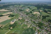 Letecký pohled na obec Markvartovice.