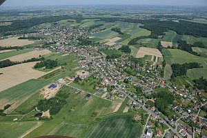 Letecký pohled na obec Markvartovice.