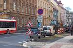 Hluboká díra o šířce asi 2x2 metry vznikla ve čtvrtek na jedné z nejfrekventovanějších dopravních tepen města Opavy, ulici Olomoucké.