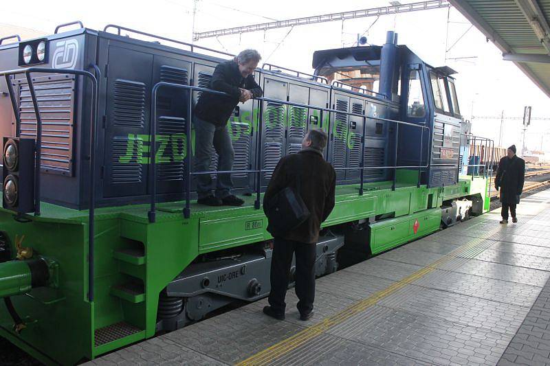 Perón nástupiště číslo jedna nádraží Opava východ se ve čtvrtek po jedné hodině odpolední zaplnil podstatně více, než je zde běžné. Přesně ve 13.42 totiž vyjela směr Hlučín první lokomotiva poháněná stlačeným zemním plynem (CNG).