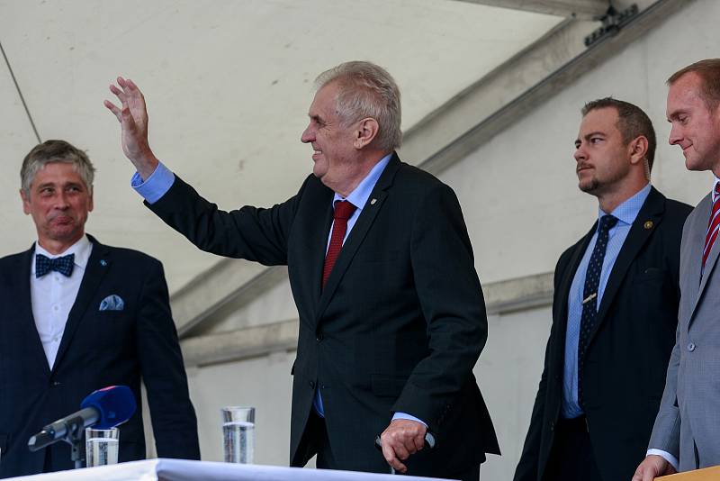 Prezident Miloš Zeman diskutoval zhruba půl hodiny na hlučínském Mírovém náměstí.