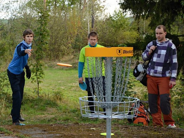 Jamky budišovského discgolfového hřiště se nacházejí také v lesním porostu.