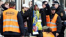 Městská policie kontrolovala opavské fanoušky při vsutupu na stadion.