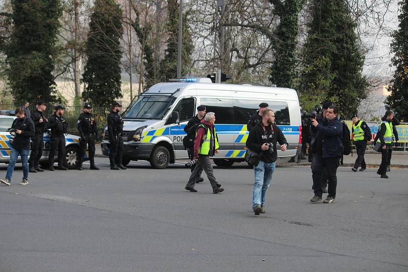 Policisté museli řešit výtržnosti před stadionem během zápasu Opavy s Baníkem.