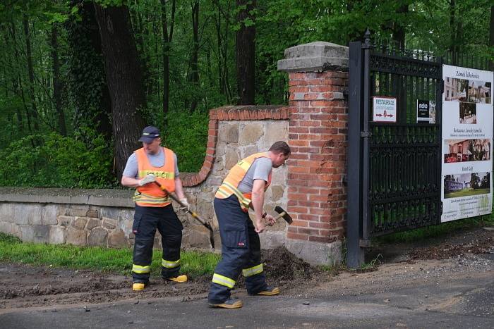 Hasiči pomáhají již dlouhé hodiny v obcích na Opavsku, které zasáhly středeční noční přívalové deště. Šilheřovice, 13. května 2021.