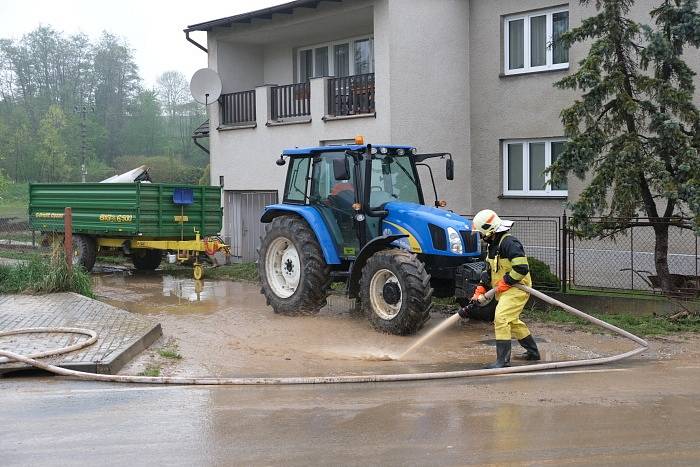 Hasiči pomáhají již dlouhé hodiny v obcích na Opavsku, které zasáhly středeční noční přívalové deště. Šilheřovice, 13. května 2021.