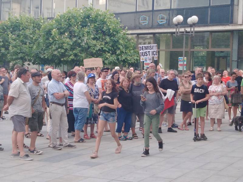 Demonstrace za nezávislou justici a proti vládě 11. června v Opavě na Horním náměstí.