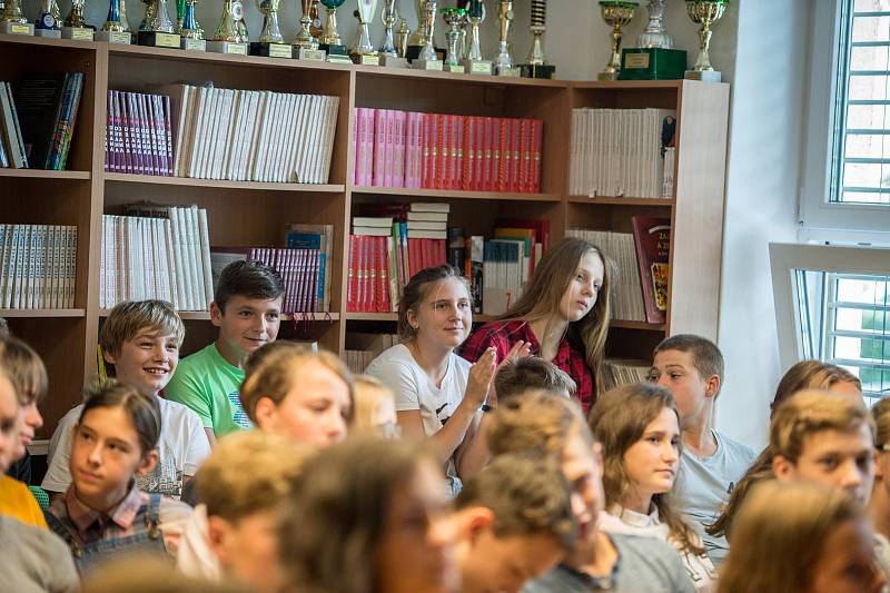 Studenti Základní škola Englišova při sledování zápasu (osmifinále, skupina K) Řecko - Česko 84:77 v basketbalu, 9. zaří 2019 v Opavě.