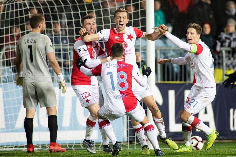 Opava - Zápas 17. kola FORTUNA:LIGY mezi SFC Opava a SK Slavia Praha 3. prosince 2018 na Městském stadionu v Opavě. Hráči Slavie, gól, radost.