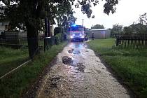 V souvislosti s bouřkami a deštěm museli hasiči v neděli 3. června na celém území kraje vyjíždět už k více než stovkám případů. Asi nejhůře dopadly Větřkovice, kde bláto hned dvakrát zaplavilo tamní sportovní areál v centru obce.