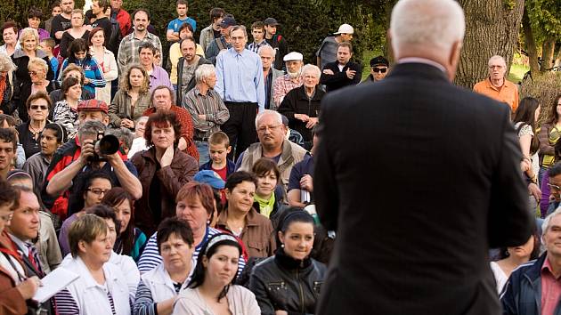 Ve čtvrtek 26. dubna 2012 pokračovala návštěva prezidenta ČR Václava Klause v Moravskoslezském kraji. Odpoledne navštívil Budišov nad Budišovkou na Opavsku, kde se setkal s obyvateli a představiteli měs­ta.