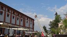 Ukázky moderní výjezdové techniky, hašení z cisternové automobilové stříkačky i výsuvného automobilového žebříku a práci lezeckého týmu předvedli v pátek odpoledne v OC Breda & Weinstein a na ploše před ním zdejší profesionální hasiči.