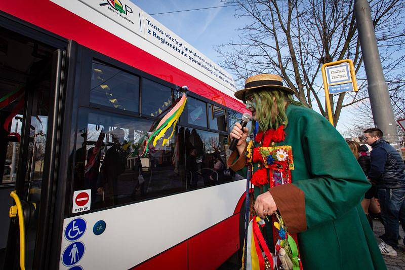 Netradiční jízdu linkou 201 si mohli vyzkoušet všichni, kteří v neděli od 14 do 18 hodin cestovali městskou hromadnou dopravou.