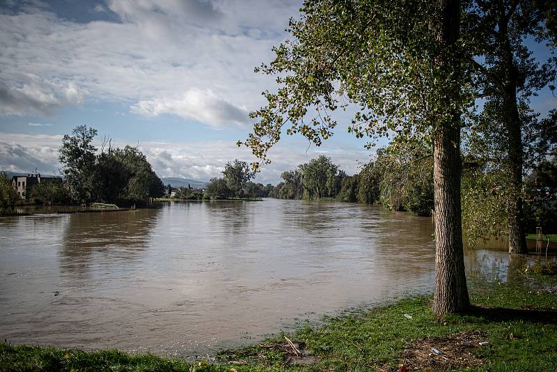 V kravařské části Dvořisko na Opavsku se rozvodnila řeka Opava, 15. října 2020.