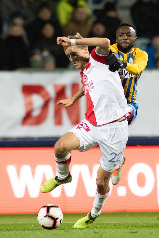 Opava - Zápas 17. kola FORTUNA:LIGY mezi SFC Opava a SK Slavia Praha 3. prosince 2018 na Městském stadionu v Opavě. Tomáš Souček (SK Slavia Praha), Joel Ngandu Kayamba (SFC Opava).