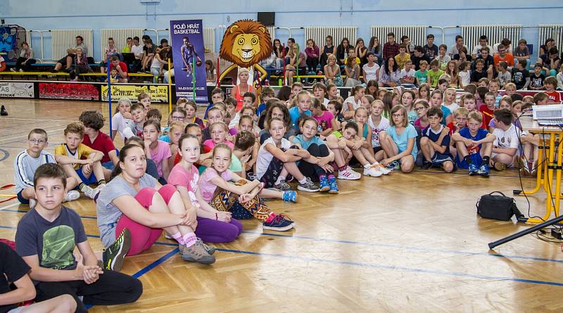 Velká basketbalová roadshow se konala v tělocvičně Základní školy Otické v Opavě. 