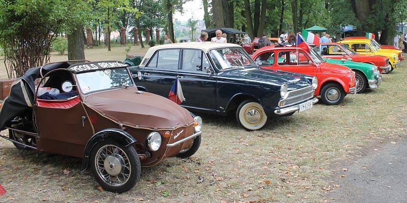 Nablýskané historické motocykly a automobily zdobily v sobotu prostranství zámku v Neplachovicích. Konala se zde již devátá Cisarská veterán rallye.