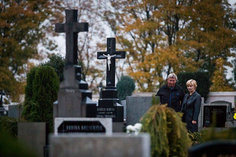 Svíčky, věnce a hlavně obrovské zástupy lidí. Nejen Opavsko si o víkendu připomínalo Památku zesnulých a hřbitovy byly mnohdy přeplněné k prasknutí. (Opava-Jaktař)