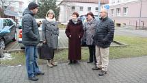 Občané Hlučína protestovali proti kácení stromů ve vnitrobloku mezi ulicemi Tyršova, Komenského a Zahradní.