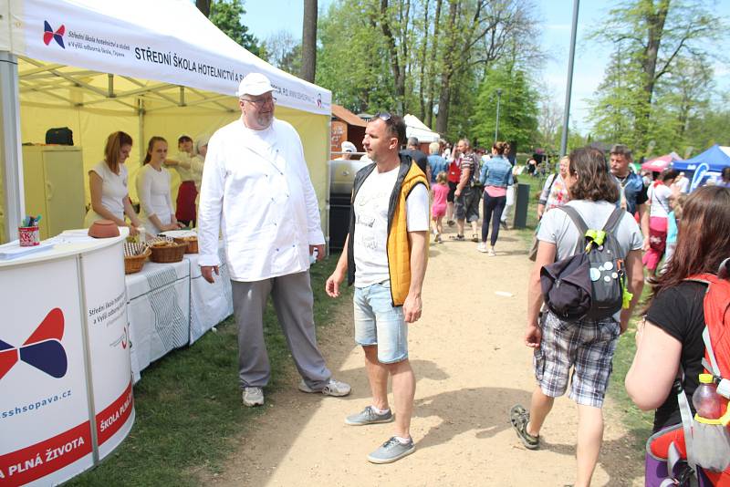 Otevírání turistické sezony Opavského Slezska v Městských sadech si nenechala ujít spousta lidí.