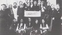 HRA Láska vítězí, ochotnické divadle Hněvošice, rok 1935. Vlevo stojící farář pan Pavelek.