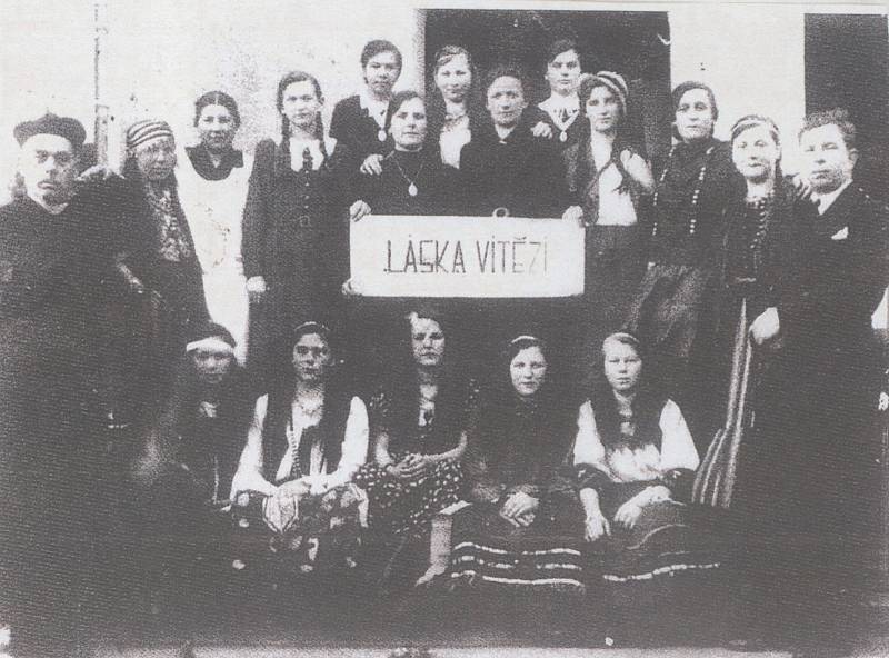 HRA Láska vítězí, ochotnické divadle Hněvošice, rok 1935. Vlevo stojící farář pan Pavelek.