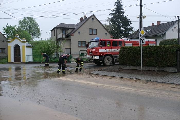 Hasiči pomáhají již dlouhé hodiny v obcích na Opavsku, které zasáhly středeční noční přívalové deště. Šilheřovice, 13. května 2021.