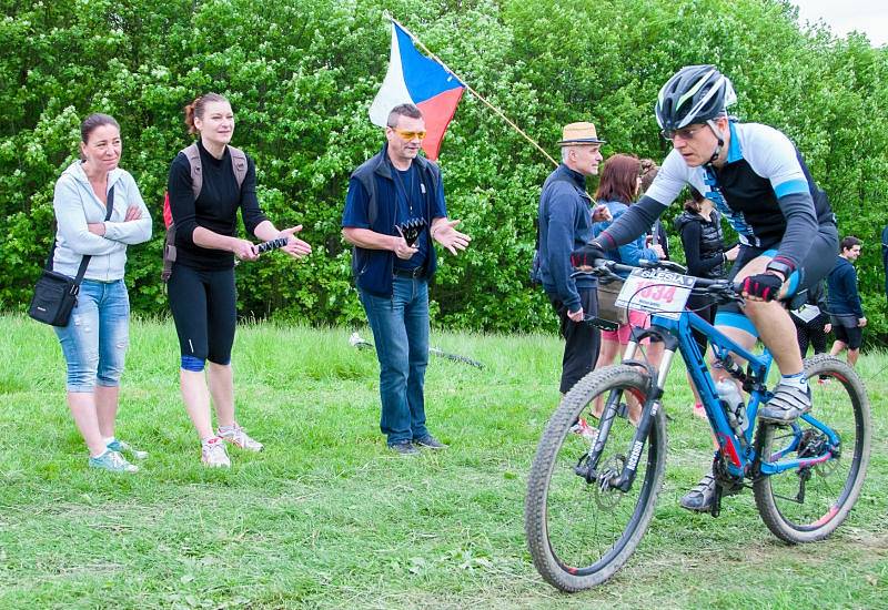 Na Horním náměstí v Opavě během sobotního rána odstartovali nejprve jezdci na devadesáti a později i na kratší pětapadesátikilometrové trati. První variantu opanoval Polák Dariusz Batek, druhou pak známý český cyklokrosař Lubomír Petruš.