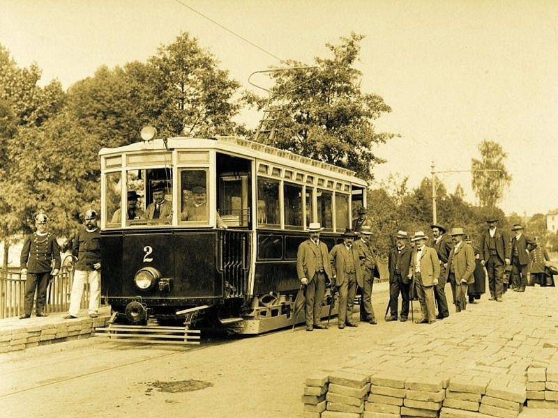 Původní podoba jihlavské tramvaje. Na snímku je před zatěžkávací zkouškou mostu U Jánů vybudovaného právě pro potřeby tramvajové trati přes řeku Jihlavu.