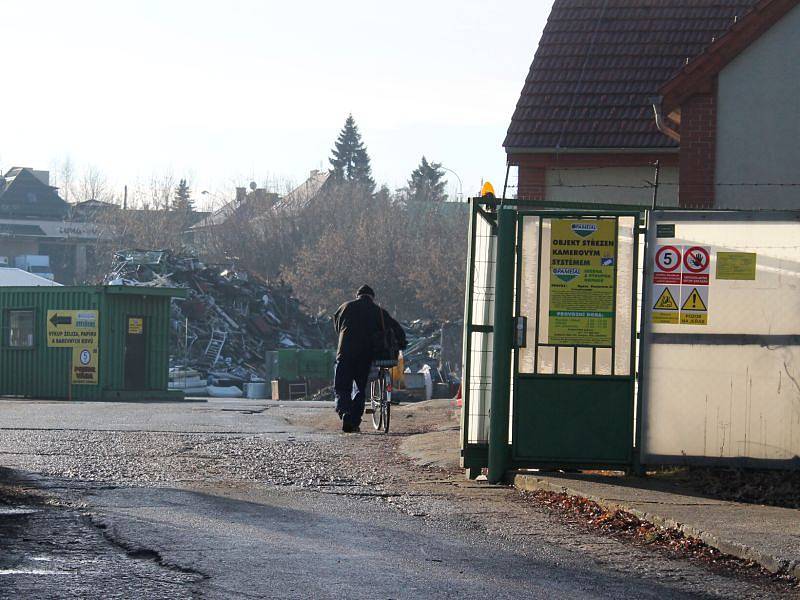 Vyhláškou o bezhotovostních platbách Ministerstva životního prostředí se sběrny musejí řídit od března loňského roku.