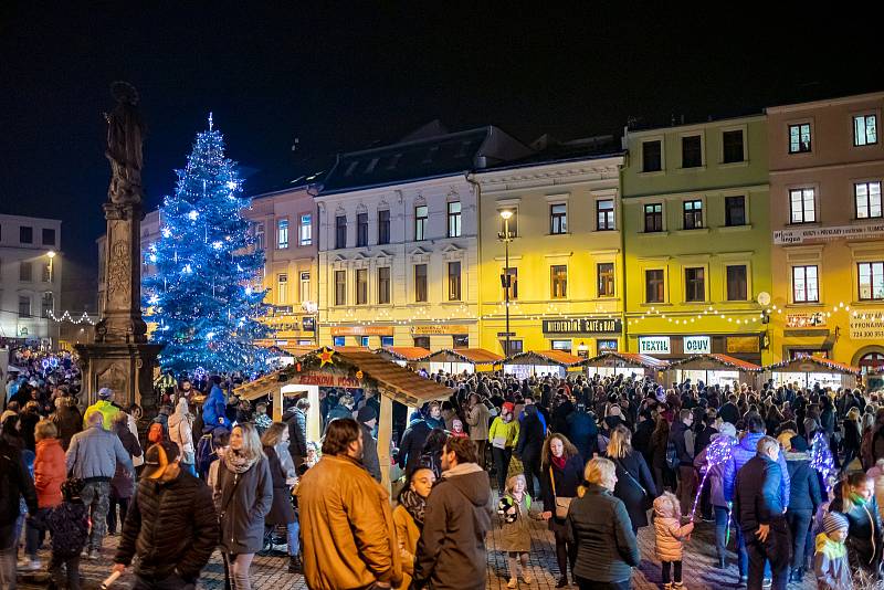 Rozsvícení vánočního stromu na Dolním náměstí v Opavě, pondělí 25. listopadu 2019.