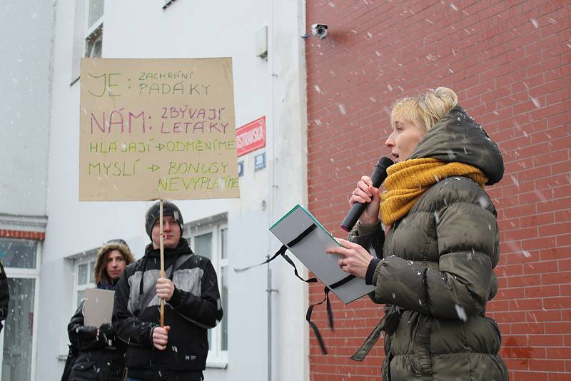 Část zaměstnanců opavské Tevy se svůj nesouhlas se situací ve firmě rozhodlo vyjádřit formou shromáždění v prostoru před hlavním vstupem.