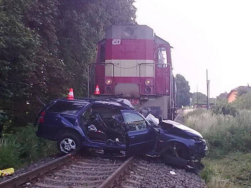 Tragická nehoda nákladního vlaku s osobním automobilem