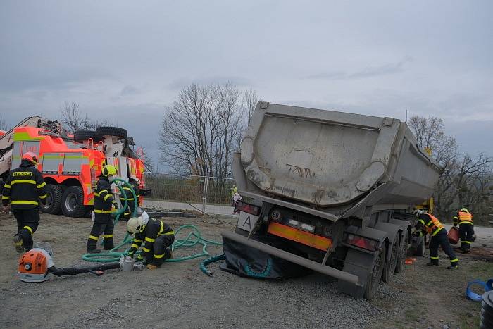 Dvě jednotky profesionálních hasičů zasahovaly v pondělí 23. listopadu v Háji ve Slezsku u nehody nákladního automobilu MAN s návěsem, který skončil na ploše vedle silnice na pravém boku.