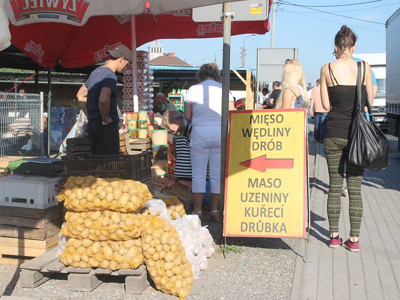 Velmi vyhledávaným zbožím na trzích v polském Zabelkówě je maso.