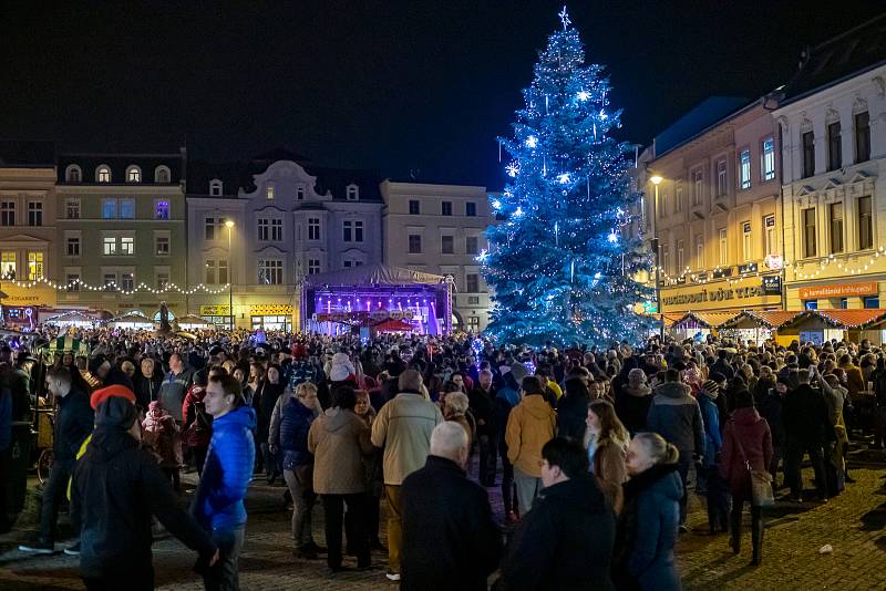 Rozsvícení vánočního stromu na Dolním náměstí v Opavě, pondělí 25. listopadu 2019.