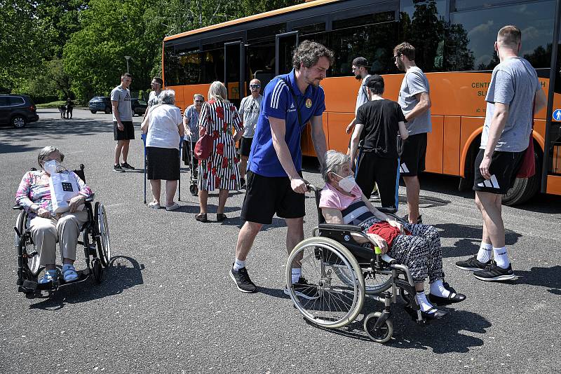 Basketbalisté BK Opava provedli seniory arboretem, 8. června 2021