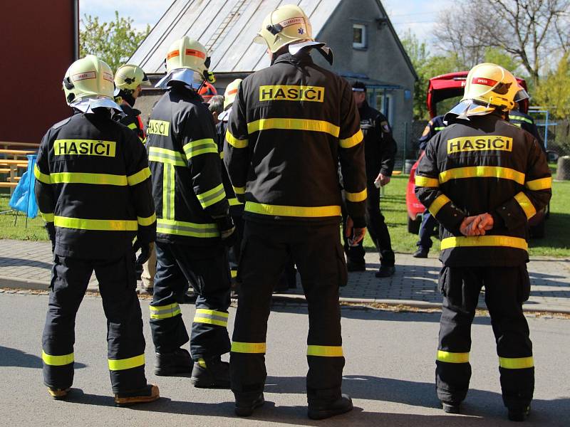 Prudké stoupání hladiny řeky Opavy a hrozba zaplavení rodinných domků na Palhanci. Takový námět mělo středeční cvičení hasičů a policistů v této části Opavy.