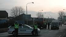 Opavští policisté uzavřeli úsek Rolnické ulice v Opavě–Kateřinkách, kde se tragická nehoda stala. V pozadí, vedle vozidla pohřební služby, je automobil Tatra, který důchodce srazil.