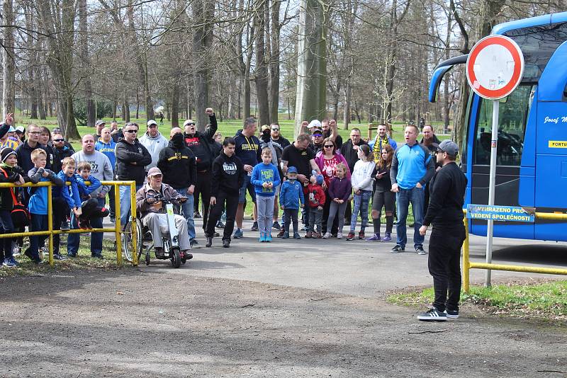 Opavští fanoušci přišli hráče podpořit před odjezdem do Ostravy