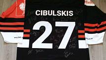 Oskars Cibulskis - dres HK Mountfield Hradec Králové podepsaný všemi hráči.