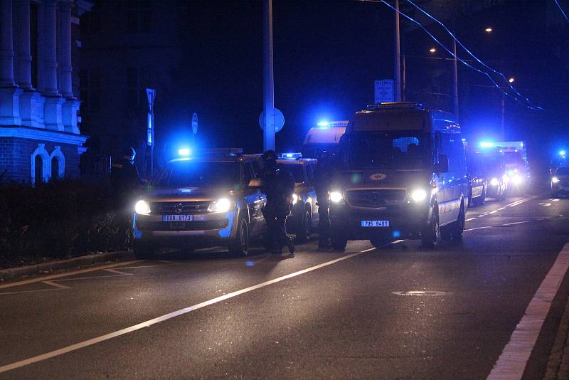 Policisté v Opavě dohlíželi na dav fanoušků Baníku, který měl více než tisíc lidí.